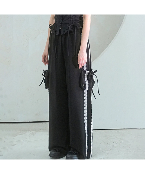 Vivacious(ビバシャス)の「Jenny Lace Track Wide Pants - 4COL(スウェットパンツ・レディース・ブラック/ピンク/ネイビー/チャコール・SMALL/MEDIUM)」の1枚目の写真