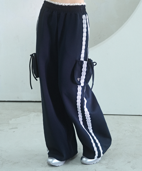 Vivacious(ビバシャス)の「Jenny Lace Track Wide Pants - 4COL(スウェットパンツ・レディース・ブラック/ピンク/ネイビー/チャコール・SMALL/MEDIUM)」の5枚目の写真