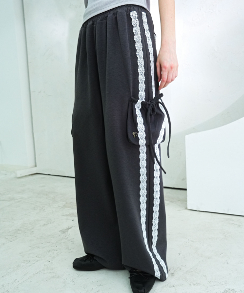 Vivacious(ビバシャス)の「Jenny Lace Track Wide Pants - 4COL(スウェットパンツ・レディース・ブラック/ピンク/ネイビー/チャコール・SMALL/MEDIUM)」の9枚目の写真