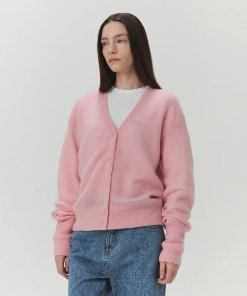 LEVAR(レバー)の「Plain Mohair V-neck Cardigan - Bubble Pink(カーディガン/ボレロ・レディース・ピンク・FREE)」の2枚目の写真