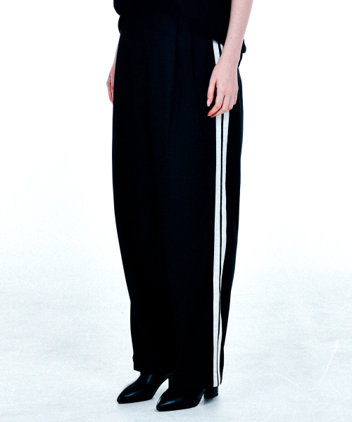 COME（シーオーエムイー）の「[UNISEX] Satin-Trimmed Motorsport Trousers (Black)（その他パンツ・メンズ・その他・1(M)/2(L)）」の2枚目の写真