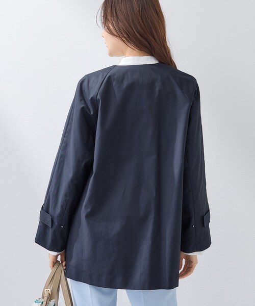 INDIVI（インディヴィ）の「【撥水/軽量】ミドル丈 ミニマルトレンチコート（トレンチコート・レディース・ライトベージュ/ナチュラル/ネイビー・05/13/15 /36/38/40/03/34/19）」の16枚目の写真