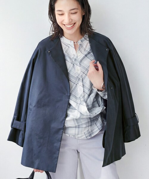 INDIVI（インディヴィ）の「【撥水/軽量】ミドル丈 ミニマルトレンチコート（トレンチコート・レディース・ライトベージュ/ナチュラル/ネイビー・05/13/15 /36/38/40/03/34/19）」の14枚目の写真