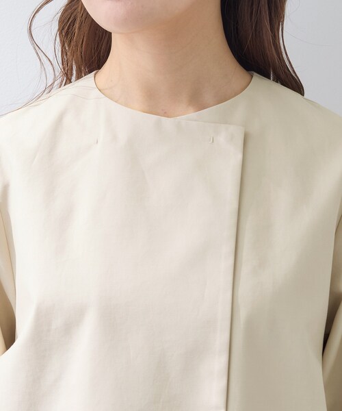 INDIVI（インディヴィ）の「【撥水/軽量】ミドル丈 ミニマルトレンチコート（トレンチコート・レディース・ライトベージュ/ナチュラル/ネイビー・05/13/15 /36/38/40/03/34/19）」の6枚目の写真