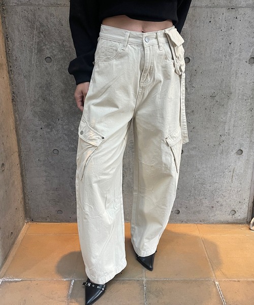 ROGER AND RAW(ロジャーアンドロウ)の「ワイドカーゴカーブパンツ(カーゴパンツ・レディース・ブラック/カーキ/アイボリー・FREE)」の1枚目の写真