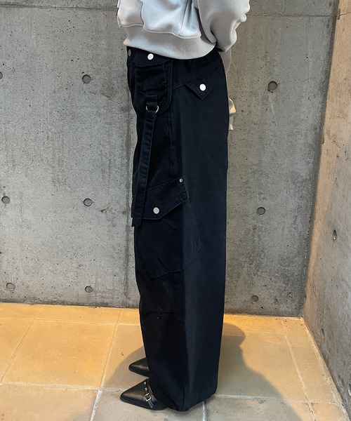 ROGER AND RAW(ロジャーアンドロウ)の「ワイドカーゴカーブパンツ(カーゴパンツ・レディース・ブラック/カーキ/アイボリー・FREE)」の5枚目の写真