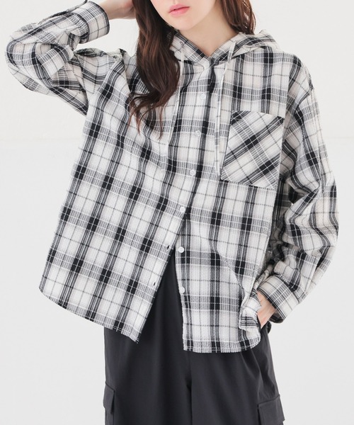 Honeys(ハニーズ)の「フード付チェックシャツ(シャツ/ブラウス・レディース・ネイビー系/ホワイト×ブラック/ホワイト系その他/グリーン系その他・S/M/LL/L)」の1枚目の写真