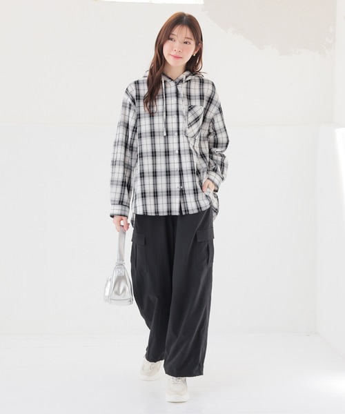 Honeys(ハニーズ)の「フード付チェックシャツ(シャツ/ブラウス・レディース・ネイビー系/ホワイト×ブラック/ホワイト系その他/グリーン系その他・S/M/LL/L)」の5枚目の写真