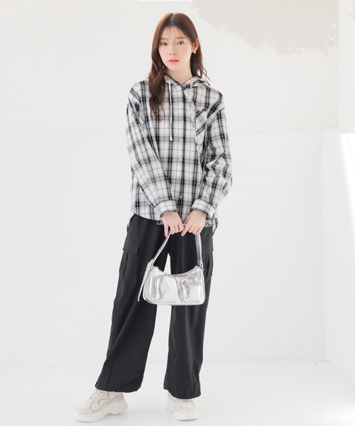 Honeys(ハニーズ)の「フード付チェックシャツ(シャツ/ブラウス・レディース・ネイビー系/ホワイト×ブラック/ホワイト系その他/グリーン系その他・S/M/LL/L)」の6枚目の写真