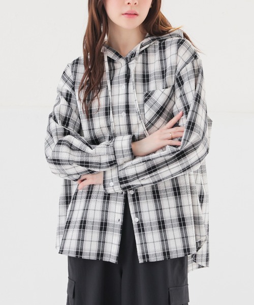 Honeys(ハニーズ)の「フード付チェックシャツ(シャツ/ブラウス・レディース・ネイビー系/ホワイト×ブラック/ホワイト系その他/グリーン系その他・S/M/LL/L)」の8枚目の写真