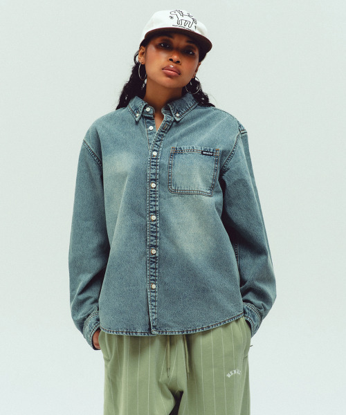 WKNDRS(ウィーキャンドース)の「VINTAGE WASHED SHIRT (DENIM)(シャツ/ブラウス・レディース・その他・MEDIUM/LARGE/X-LARGE)」の8枚目の写真