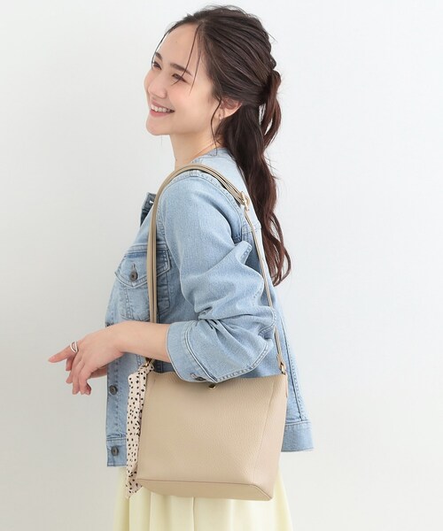 SHOO・LA・RUE（シューラルー）の「スカーフ付きショルダーバッグ（ショルダーバッグ・レディース・ライトベージュ/ブラック/ピンク系・00）」の7枚目の写真