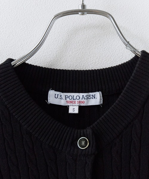 U.S. POLO ASSN.(ユーエスポロアッスン)の「U.S. POLO ASSN./ユーエスポロアッスン ケーブル半袖カーディガン 秋 秋服 2026年秋冬 冬服(カーディガン/ボレロ・レディース・ブラック/ブラック系その他/ネイビー・S/M/L)」の4枚目の写真