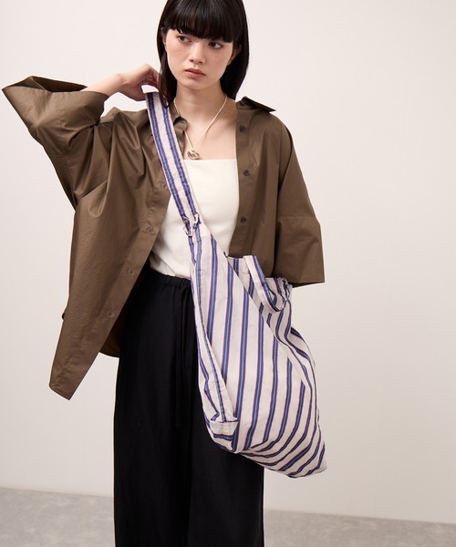 ADAM ET ROPE'(アダムエロペ)の「【WEB限定】・【定番】ギャザー2WAYショルダーバッグ(ショルダーバッグ・レディース・ブラウン/ネイビー/サックスブルー・FREE)」の11枚目の写真