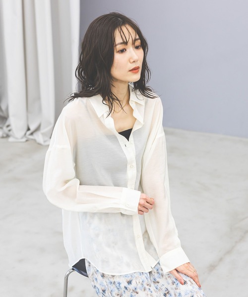 GLOBAL WORK(グローバルワーク)の「シルキータッチシアーシャツ長袖/636668(シャツ/ブラウス・レディース・ブラウン/ベージュ/イエロー/ブルー/チャコールグレー/オフホワイト・LARGE/SMALL/MEDIUM)」の2枚目の写真