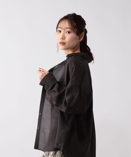 GLOBAL WORK(グローバルワーク)の「シルキータッチシアーシャツ長袖/636668(シャツ/ブラウス・レディース・ブラウン/ベージュ/イエロー/ブルー/チャコールグレー/オフホワイト・LARGE/SMALL/MEDIUM)」の3枚目の写真