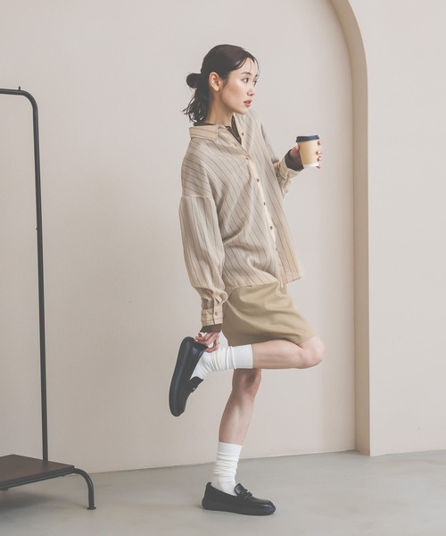 GLOBAL WORK(グローバルワーク)の「シルキータッチシアーシャツ長袖/636668(シャツ/ブラウス・レディース・ブラウン/ベージュ/イエロー/ブルー/チャコールグレー/オフホワイト・LARGE/SMALL/MEDIUM)」の12枚目の写真