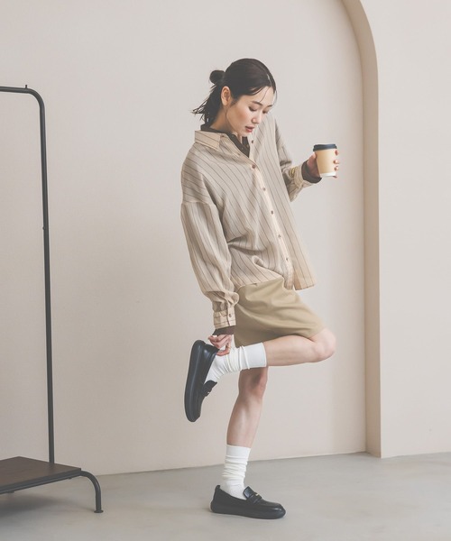 GLOBAL WORK(グローバルワーク)の「シルキータッチシアーシャツ長袖/636668(シャツ/ブラウス・レディース・ブラウン/ベージュ/イエロー/ブルー/チャコールグレー/オフホワイト・LARGE/SMALL/MEDIUM)」の13枚目の写真