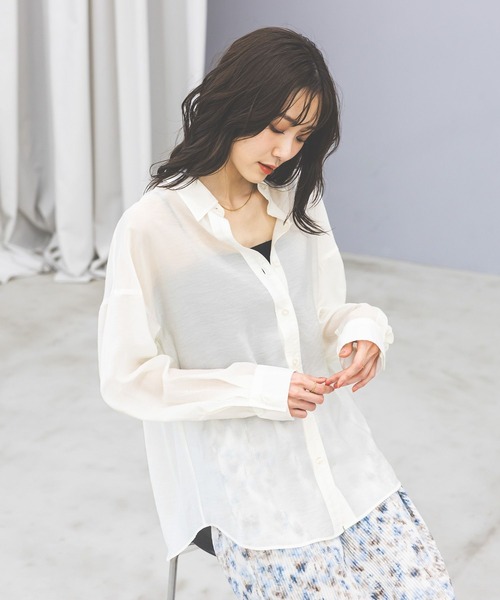 GLOBAL WORK(グローバルワーク)の「シルキータッチシアーシャツ長袖/636668(シャツ/ブラウス・レディース・ブラウン/ベージュ/イエロー/ブルー/チャコールグレー/オフホワイト・LARGE/SMALL/MEDIUM)」の11枚目の写真