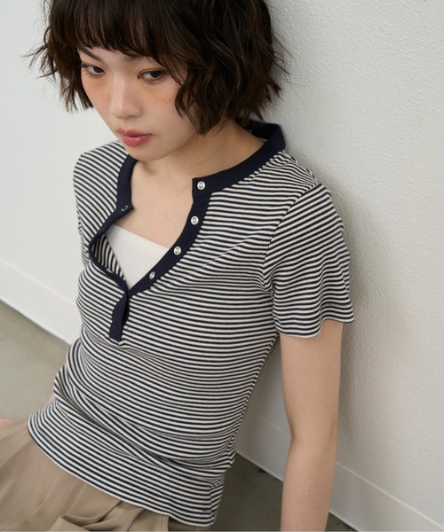 NUJOH(ヌゾ)の「Snap Henley Border Tee / スナップヘンリーボーダーT(Tシャツ/カットソー・レディース・ネイビー/レッド・FREE)」の1枚目の写真