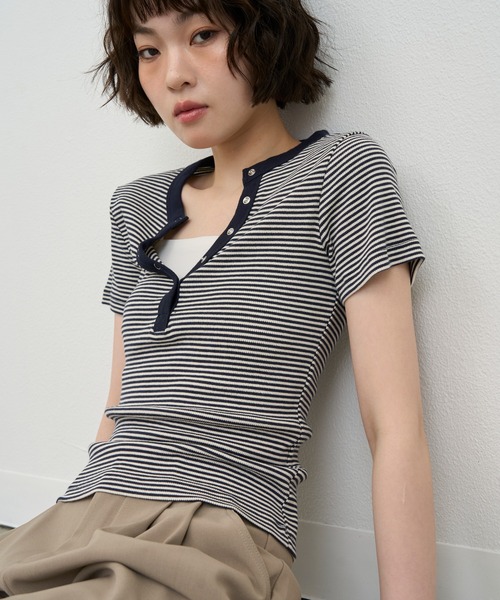 NUJOH(ヌゾ)の「Snap Henley Border Tee / スナップヘンリーボーダーT(Tシャツ/カットソー・レディース・ネイビー/レッド・FREE)」の5枚目の写真