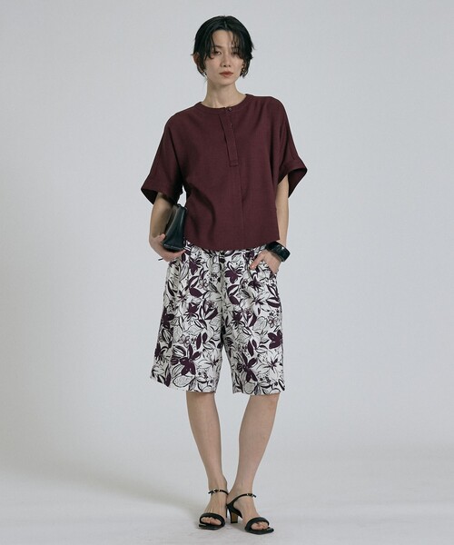 qualite(カリテ)の「【大人のショート丈】ボタニカルプリントショートパンツ 春服 夏服 リゾート(その他パンツ・レディース・ワイン・36/38)」の4枚目の写真