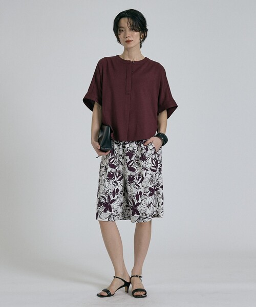 qualite(カリテ)の「【大人のショート丈】ボタニカルプリントショートパンツ 春服 夏服 リゾート(その他パンツ・レディース・ワイン・36/38)」の5枚目の写真
