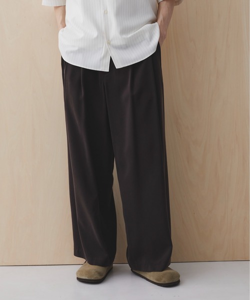 PUBLIC TOKYO(パブリックトウキョウ)の「【残りわずか】サテンフィブリルイージースラックス /ワイド/ルーズ/夏服/タック/キュプラ/吸湿性(スラックス・メンズ・ダークブラウン/ブラック・2/1)」の1枚目の写真