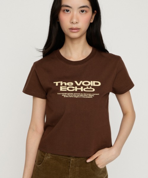 SLY(スライ)の「COMPACT LOGO TOPS コンパクトロゴトップス 春服 夏服(Tシャツ/カットソー・レディース・ライトイエロー/グリーン系その他2/ネイビー/ライトブラック/ブラック系その他2/レッド/ブラック/ブラウン/ホワイト・FREE)」の6枚目の写真