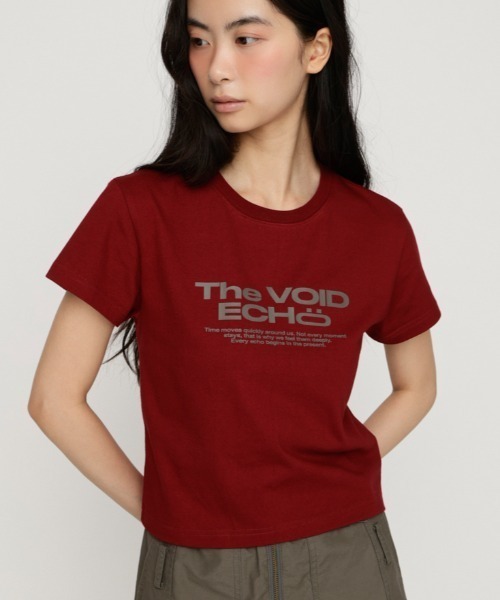 SLY(スライ)の「COMPACT LOGO TOPS コンパクトロゴトップス 春服 夏服(Tシャツ/カットソー・レディース・ライトイエロー/グリーン系その他2/ネイビー/ライトブラック/ブラック系その他2/レッド/ブラック/ブラウン/ホワイト・FREE)」の9枚目の写真