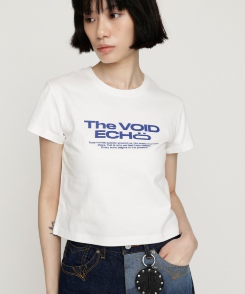 SLY(スライ)の「COMPACT LOGO TOPS コンパクトロゴトップス 春服 夏服(Tシャツ/カットソー・レディース・ライトイエロー/グリーン系その他2/ネイビー/ライトブラック/ブラック系その他2/レッド/ブラック/ブラウン/ホワイト・FREE)」の2枚目の写真