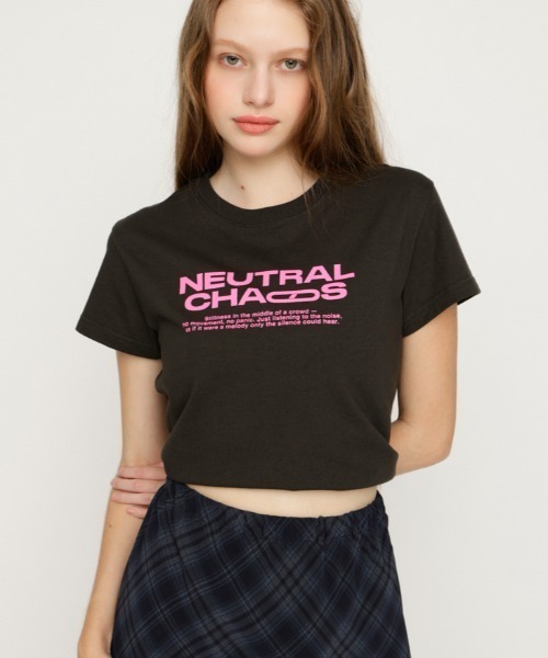 SLY(スライ)の「COMPACT LOGO TOPS コンパクトロゴトップス 春服 夏服(Tシャツ/カットソー・レディース・ライトイエロー/グリーン系その他2/ネイビー/ライトブラック/ブラック系その他2/レッド/ブラック/ブラウン/ホワイト・FREE)」の4枚目の写真