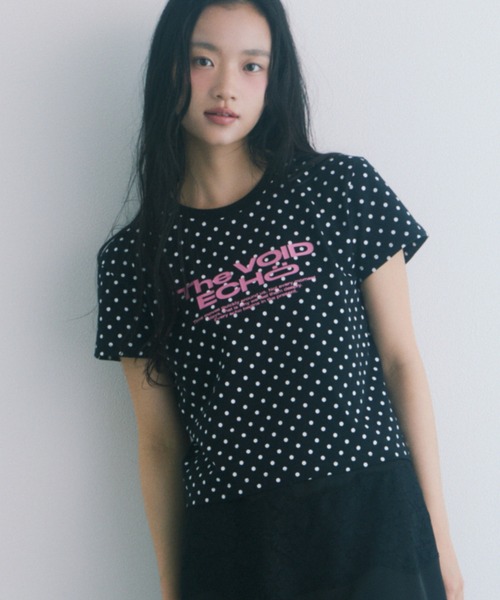 SLY(スライ)の「COMPACT LOGO TOPS コンパクトロゴトップス 春服 夏服(Tシャツ/カットソー・レディース・ライトイエロー/グリーン系その他2/ネイビー/ライトブラック/ブラック系その他2/レッド/ブラック/ブラウン/ホワイト・FREE)」の5枚目の写真