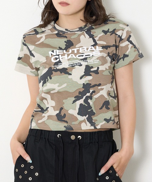 SLY(スライ)の「COMPACT LOGO TOPS コンパクトロゴトップス 春服 夏服(Tシャツ/カットソー・レディース・ライトイエロー/グリーン系その他2/ネイビー/ライトブラック/ブラック系その他2/レッド/ブラック/ブラウン/ホワイト・FREE)」の1枚目の写真