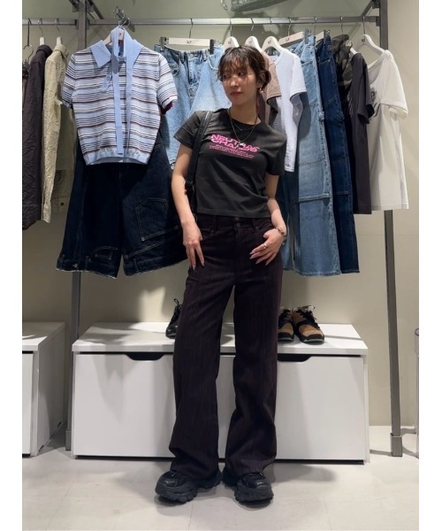 SLY(スライ)の「COMPACT LOGO TOPS コンパクトロゴトップス 春服 夏服(Tシャツ/カットソー・レディース・ライトイエロー/グリーン系その他2/ネイビー/ライトブラック/ブラック系その他2/レッド/ブラック/ブラウン/ホワイト・FREE)」の21枚目の写真