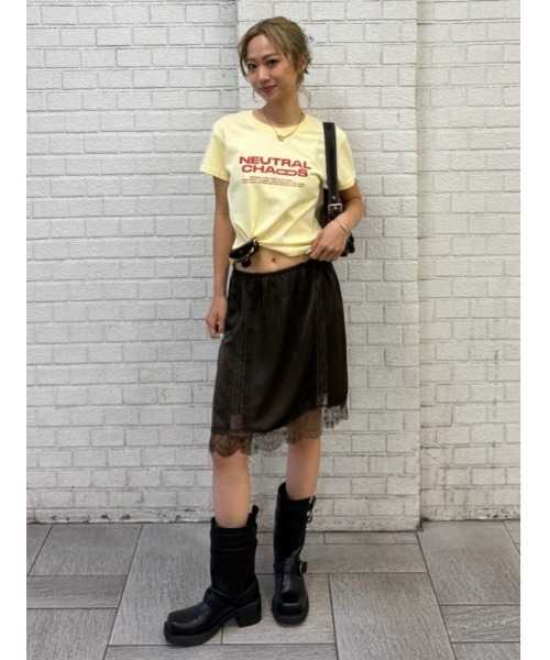 SLY(スライ)の「COMPACT LOGO TOPS コンパクトロゴトップス 春服 夏服(Tシャツ/カットソー・レディース・ライトイエロー/グリーン系その他2/ネイビー/ライトブラック/ブラック系その他2/レッド/ブラック/ブラウン/ホワイト・FREE)」の12枚目の写真