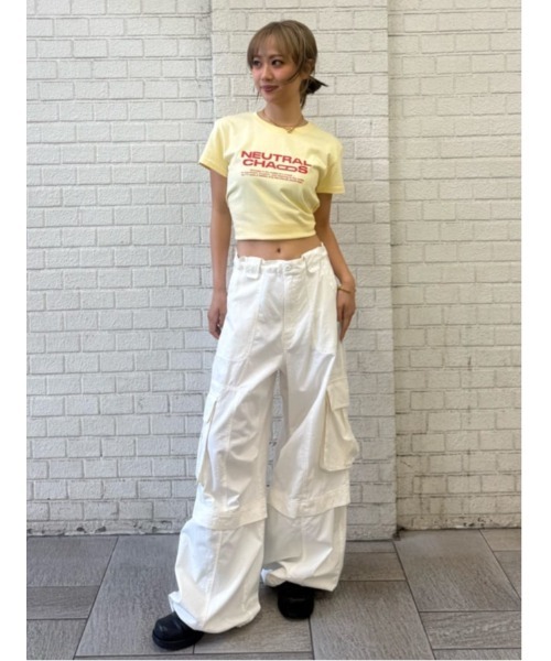 SLY(スライ)の「COMPACT LOGO TOPS コンパクトロゴトップス 春服 夏服(Tシャツ/カットソー・レディース・ライトイエロー/グリーン系その他2/ネイビー/ライトブラック/ブラック系その他2/レッド/ブラック/ブラウン/ホワイト・FREE)」の13枚目の写真