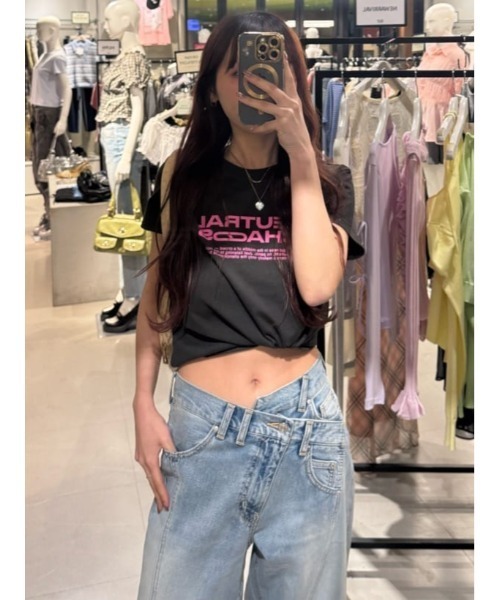 SLY(スライ)の「COMPACT LOGO TOPS コンパクトロゴトップス 春服 夏服(Tシャツ/カットソー・レディース・ライトイエロー/グリーン系その他2/ネイビー/ライトブラック/ブラック系その他2/レッド/ブラック/ブラウン/ホワイト・FREE)」の20枚目の写真