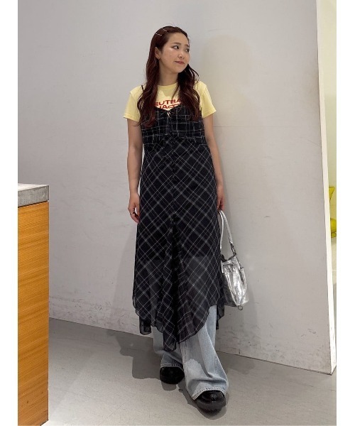 SLY(スライ)の「COMPACT LOGO TOPS コンパクトロゴトップス 春服 夏服(Tシャツ/カットソー・レディース・ライトイエロー/グリーン系その他2/ネイビー/ライトブラック/ブラック系その他2/レッド/ブラック/ブラウン/ホワイト・FREE)」の19枚目の写真