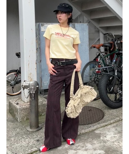 SLY(スライ)の「COMPACT LOGO TOPS コンパクトロゴトップス 春服 夏服(Tシャツ/カットソー・レディース・ライトイエロー/グリーン系その他2/ネイビー/ライトブラック/ブラック系その他2/レッド/ブラック/ブラウン/ホワイト・FREE)」の14枚目の写真