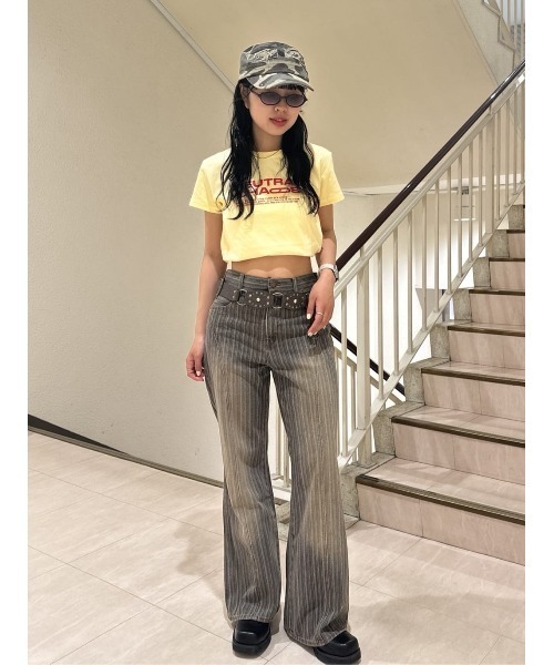 SLY(スライ)の「COMPACT LOGO TOPS コンパクトロゴトップス 春服 夏服(Tシャツ/カットソー・レディース・ライトイエロー/グリーン系その他2/ネイビー/ライトブラック/ブラック系その他2/レッド/ブラック/ブラウン/ホワイト・FREE)」の15枚目の写真