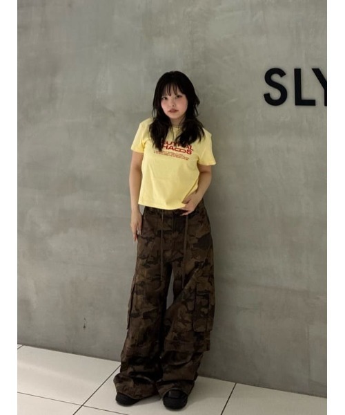 SLY(スライ)の「COMPACT LOGO TOPS コンパクトロゴトップス 春服 夏服(Tシャツ/カットソー・レディース・ライトイエロー/グリーン系その他2/ネイビー/ライトブラック/ブラック系その他2/レッド/ブラック/ブラウン/ホワイト・FREE)」の16枚目の写真