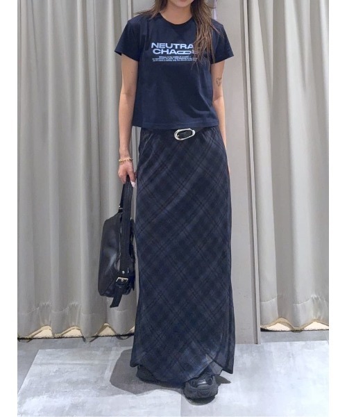 SLY(スライ)の「COMPACT LOGO TOPS コンパクトロゴトップス 春服 夏服(Tシャツ/カットソー・レディース・ライトイエロー/グリーン系その他2/ネイビー/ライトブラック/ブラック系その他2/レッド/ブラック/ブラウン/ホワイト・FREE)」の10枚目の写真
