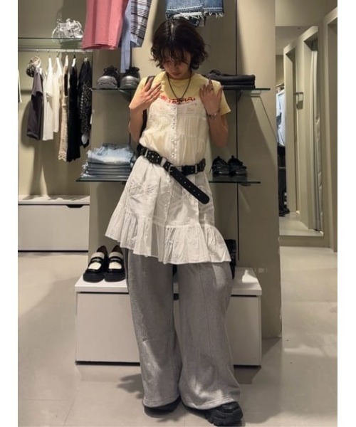 SLY(スライ)の「COMPACT LOGO TOPS コンパクトロゴトップス 春服 夏服(Tシャツ/カットソー・レディース・ライトイエロー/グリーン系その他2/ネイビー/ライトブラック/ブラック系その他2/レッド/ブラック/ブラウン/ホワイト・FREE)」の18枚目の写真