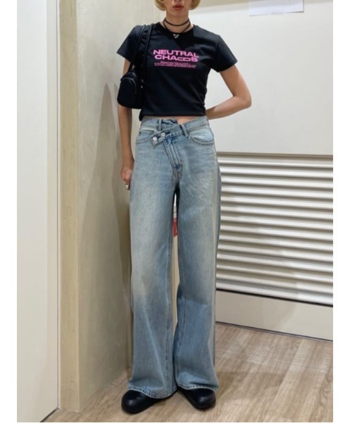 SLY(スライ)の「COMPACT LOGO TOPS コンパクトロゴトップス 春服 夏服(Tシャツ/カットソー・レディース・ライトイエロー/グリーン系その他2/ネイビー/ライトブラック/ブラック系その他2/レッド/ブラック/ブラウン/ホワイト・FREE)」の22枚目の写真