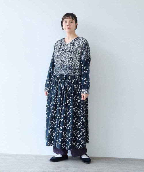 yuni(ユニ )の「floral print swithing one-piece(ワンピース・レディース・ダークネイビー/ネイビー・FREE)」の1枚目の写真