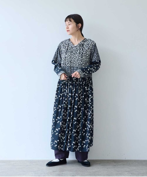 yuni(ユニ )の「floral print swithing one-piece(ワンピース・レディース・ダークネイビー/ネイビー・FREE)」の3枚目の写真