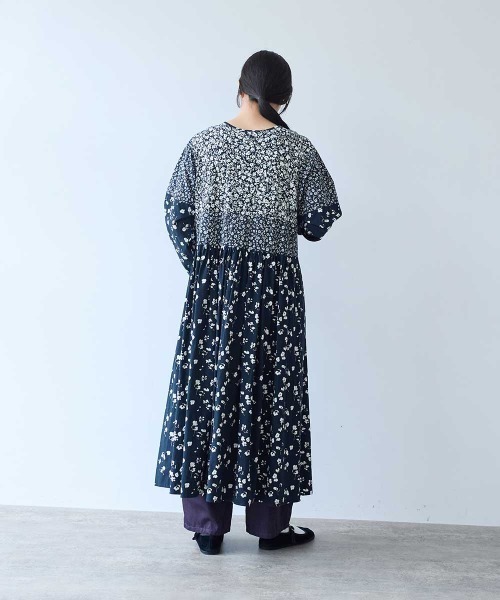 yuni(ユニ )の「floral print swithing one-piece(ワンピース・レディース・ダークネイビー/ネイビー・FREE)」の4枚目の写真