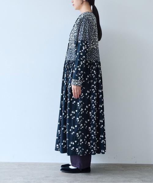 yuni(ユニ )の「floral print swithing one-piece(ワンピース・レディース・ダークネイビー/ネイビー・FREE)」の5枚目の写真
