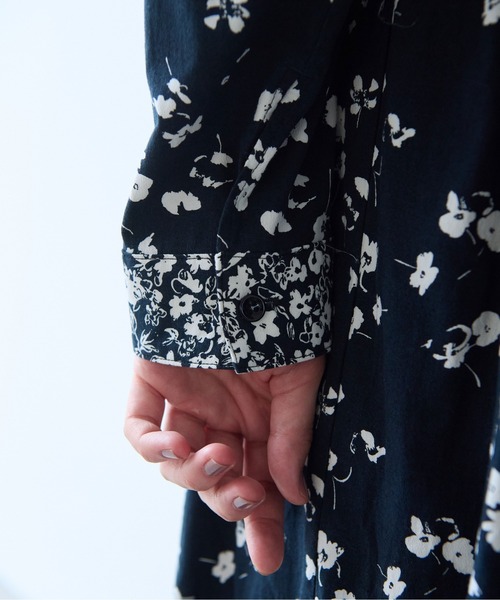 yuni(ユニ )の「floral print swithing one-piece(ワンピース・レディース・ダークネイビー/ネイビー・FREE)」の7枚目の写真